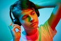 farebný portrét chlapca so slúchadlami na ušiach, svietené farebnými gélmi