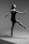 čiernobiely dynamický portrét tancujúcej baletky