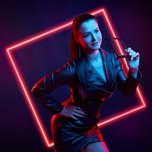 portrét mladej ženy v klube s led svietiacim štvorcom v pozadí