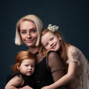 Mama s dcérami, štúdiová fotka, fine art