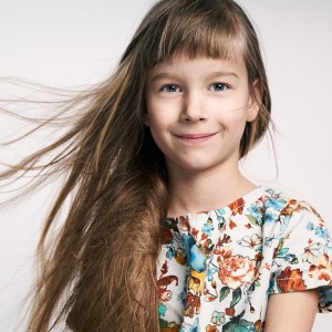 štúdiový portrét dievčatka s dlhými vlasmi, fine art
