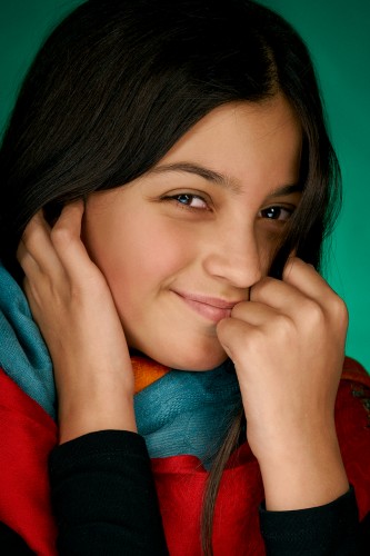 portret dospievajuceho dievcata s farebnymi satkami